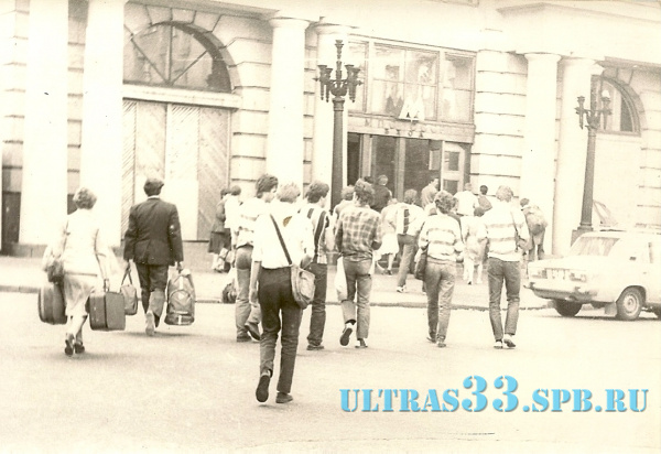 Фанаты уходят в метро